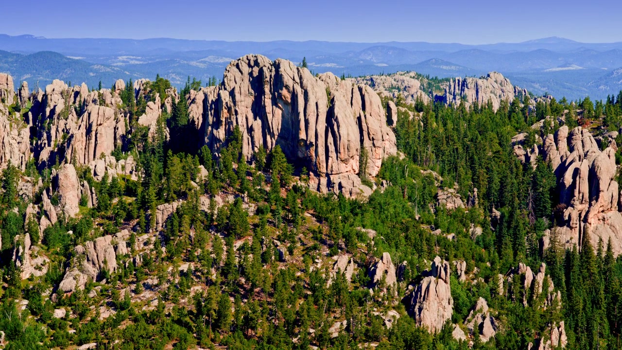 Imagens de drone capturando falésias deslumbrantes, rochas e características geológicas nas Black Hills de Dakota do Sul