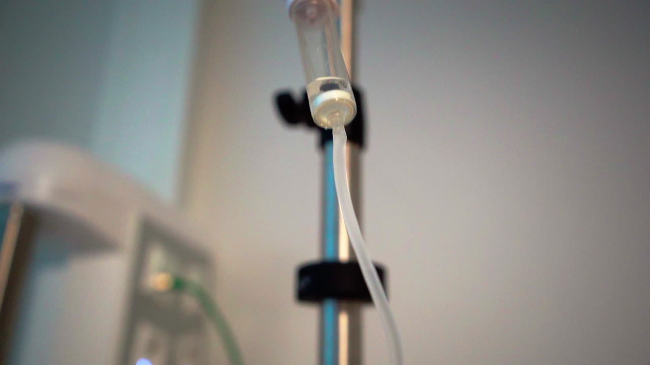 bolsa de infusión en un brazo. camara lenta