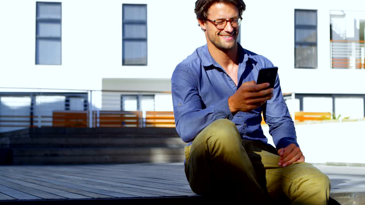 hombre usando teléfono móvil en el porche 4k