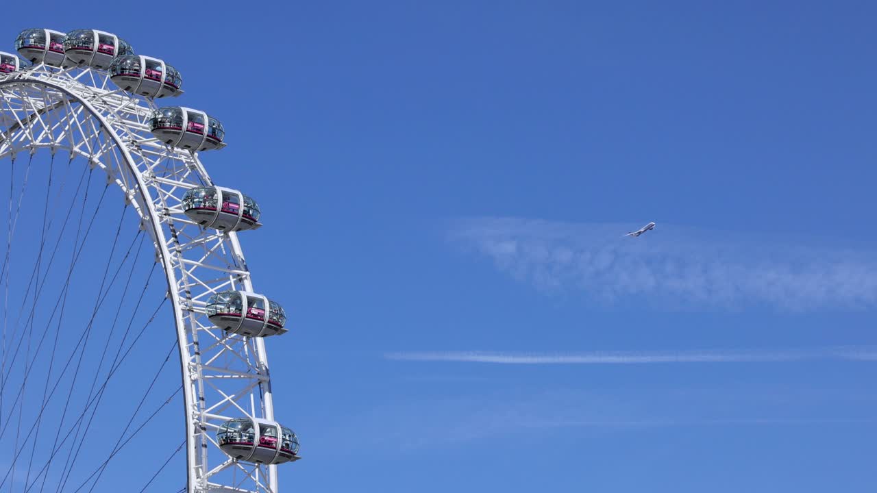 rueda gigante con avión en un cielo despejado