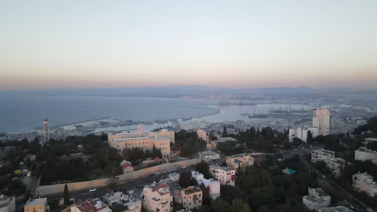vista desde el saliente de la ciudad portuaria y el hito de la unesco con barcos y tráfico en una noche tranquila, haifa, israel