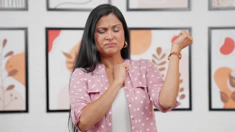mujer india moderna con piel seca
