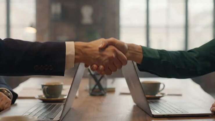 Professionisti d'affari che si stringono la mano dopo un incontro di successo in ufficio