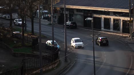 Einige-Fahrzeuge,-Die-An-Einer-Kleinen-Straße-In-Einem-Kleinen-Land-Vorbeifahren