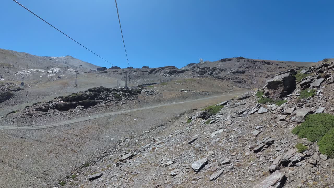 드론과 액션캠이 안정화된 스페인 그라나다 시에라 네바다 여름 4k 위아래