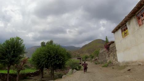 Camino-Rural-En-Un-Día-Lluvioso