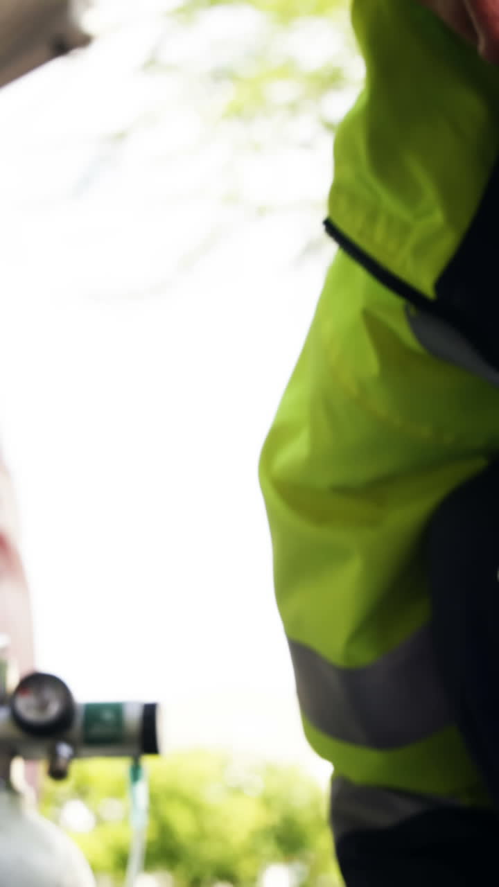 técnico médico de emergencia que lleva un coche a un hombre herido