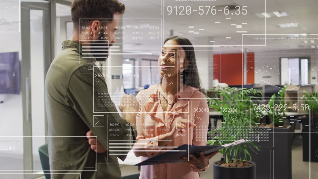 animación del procesamiento de datos financieros sobre diversos empresarios en la oficina.