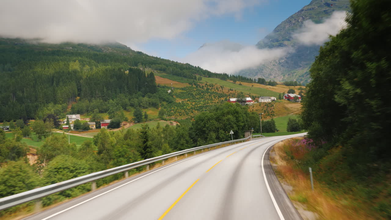 recorre la carretera escénica entre las montañas de noruega vista en primera persona