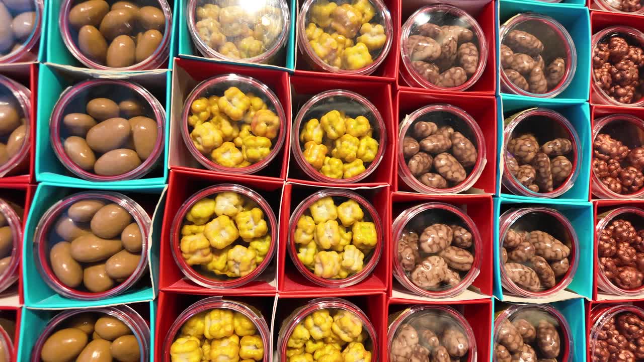 frutos secos variados cubiertos de chocolate en cajas de regalo