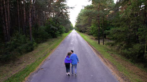 pareja corriendo en una carretera