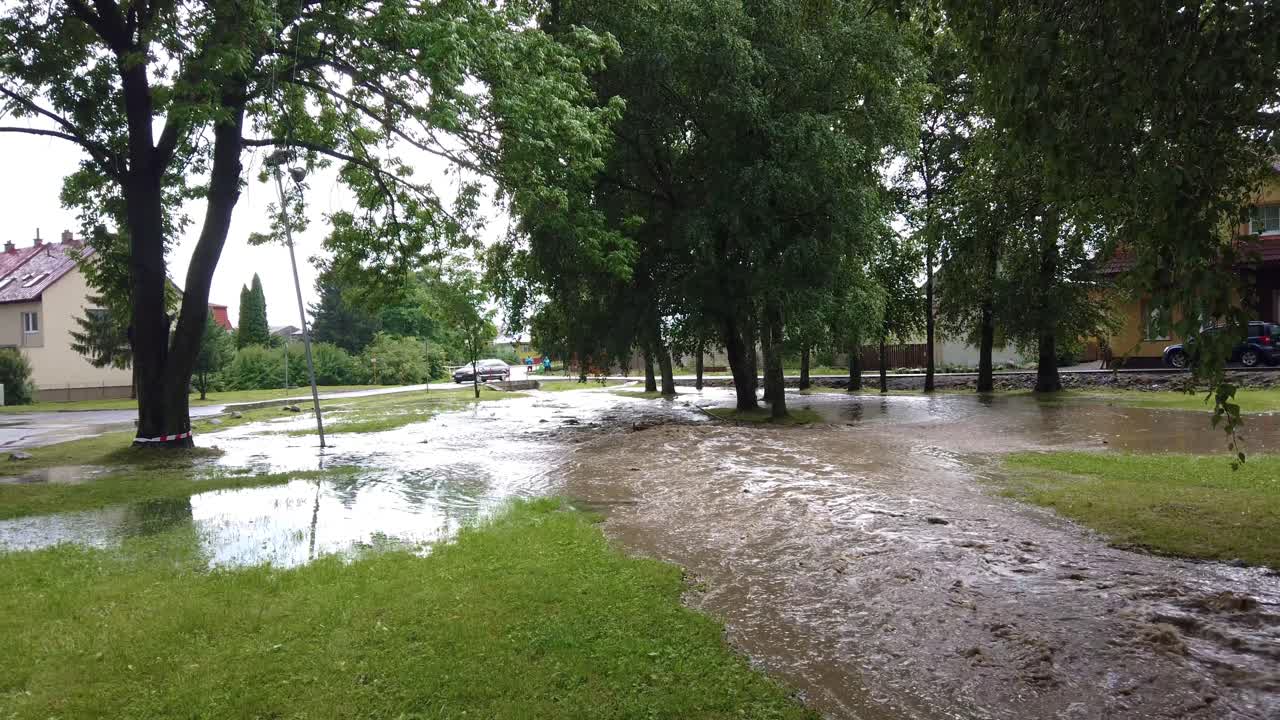 Concepto de parque inundado, agua fluyendo hacia un parque, cámara lenta.