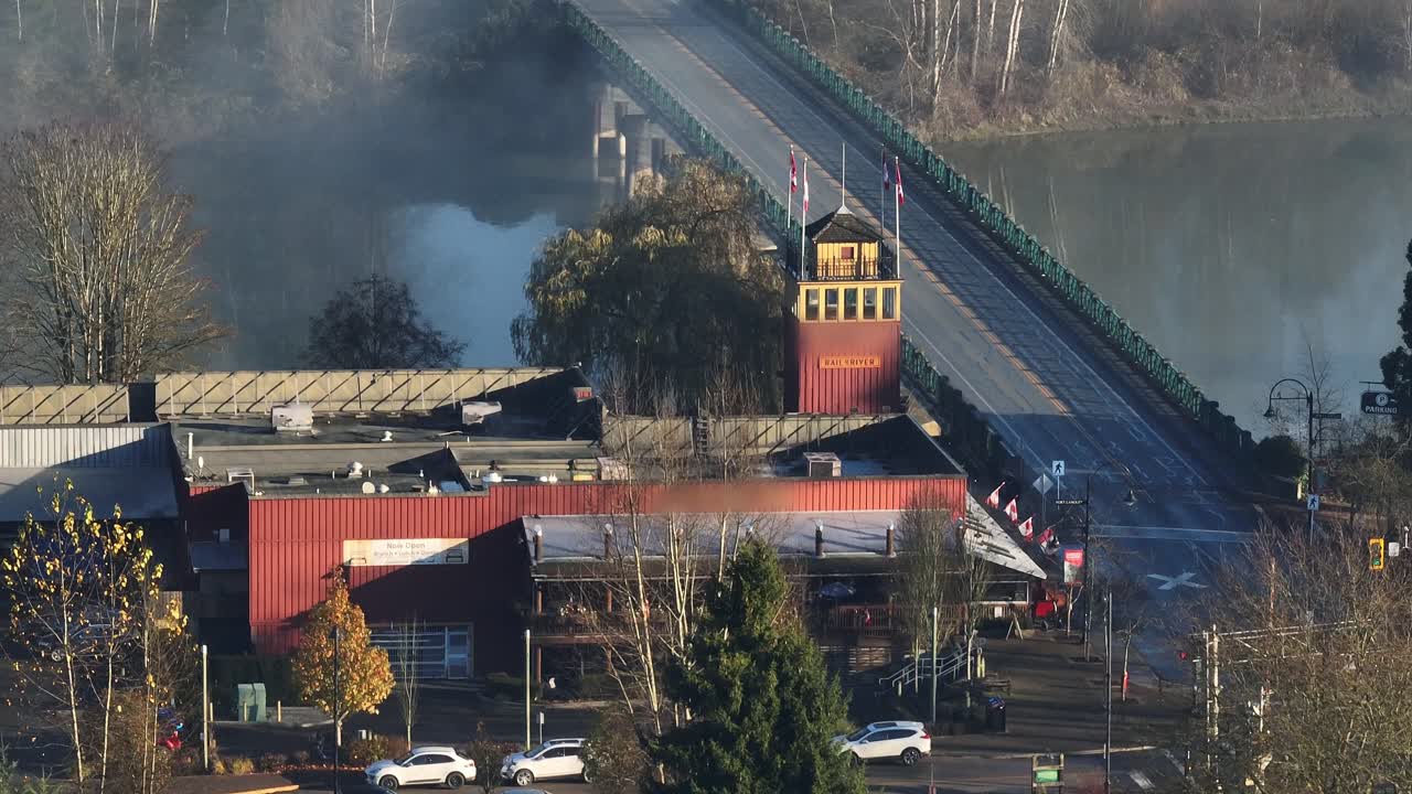 мост джейкоба халди над рекой фрейзер на рассвете в форт-лэнгли, британская колумбия, канада.