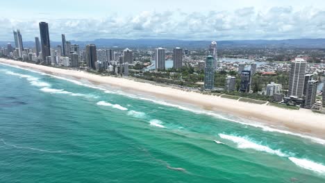 Paraíso-De-Los-Surfistas,-Costa-Dorada,-Queensland,-Australia,-Vista-Aérea-De-Las-Mundialmente-Famosas-Playas-De-Este-Icónico-Y-Mundialmente-Famoso-Destino-Turístico