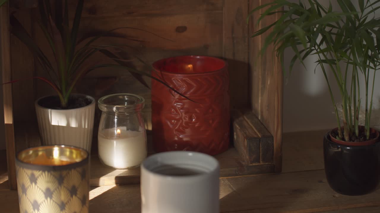 escena de decoración del hogar con un ambiente acogedor y hogareño, macetas y velas.