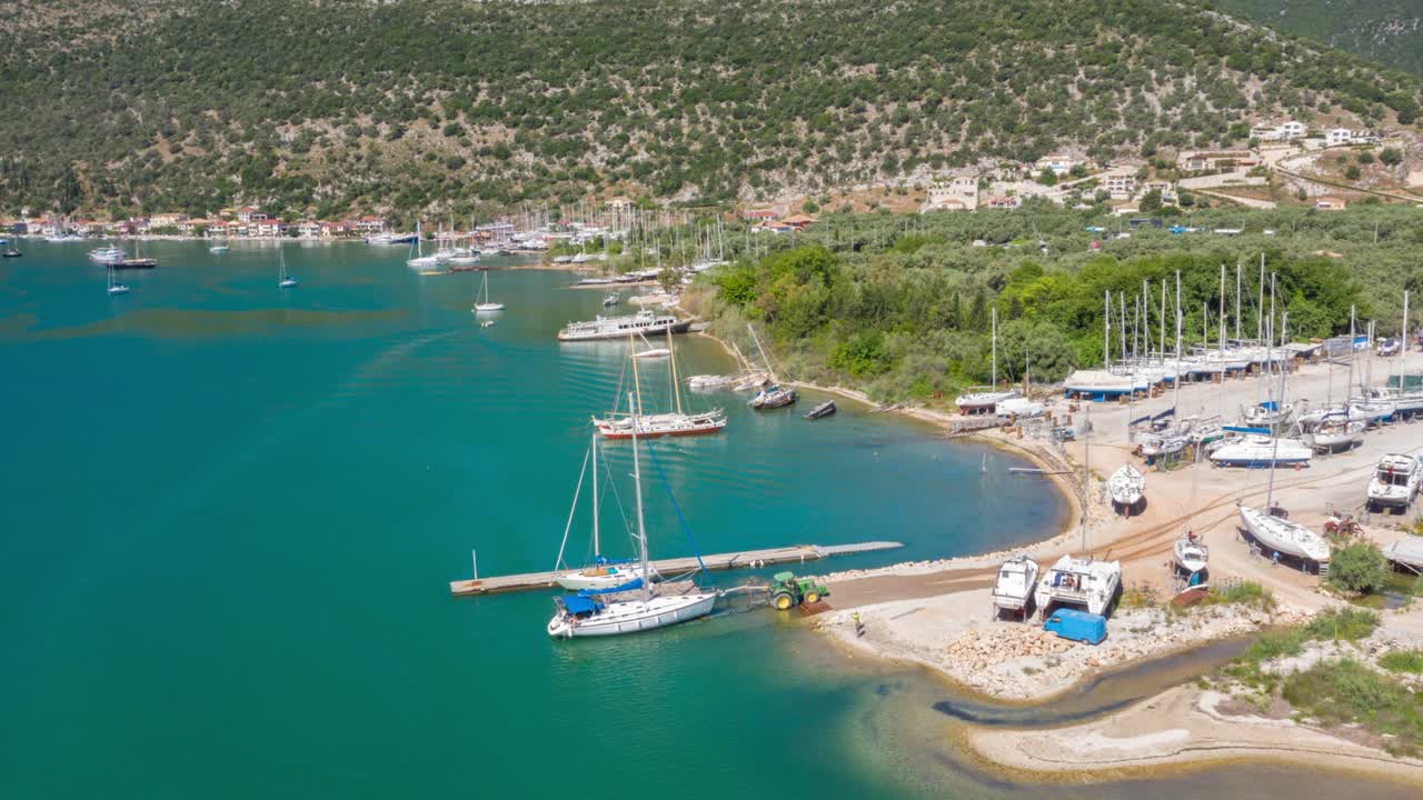 lanzamiento de un velero en rampa al mar