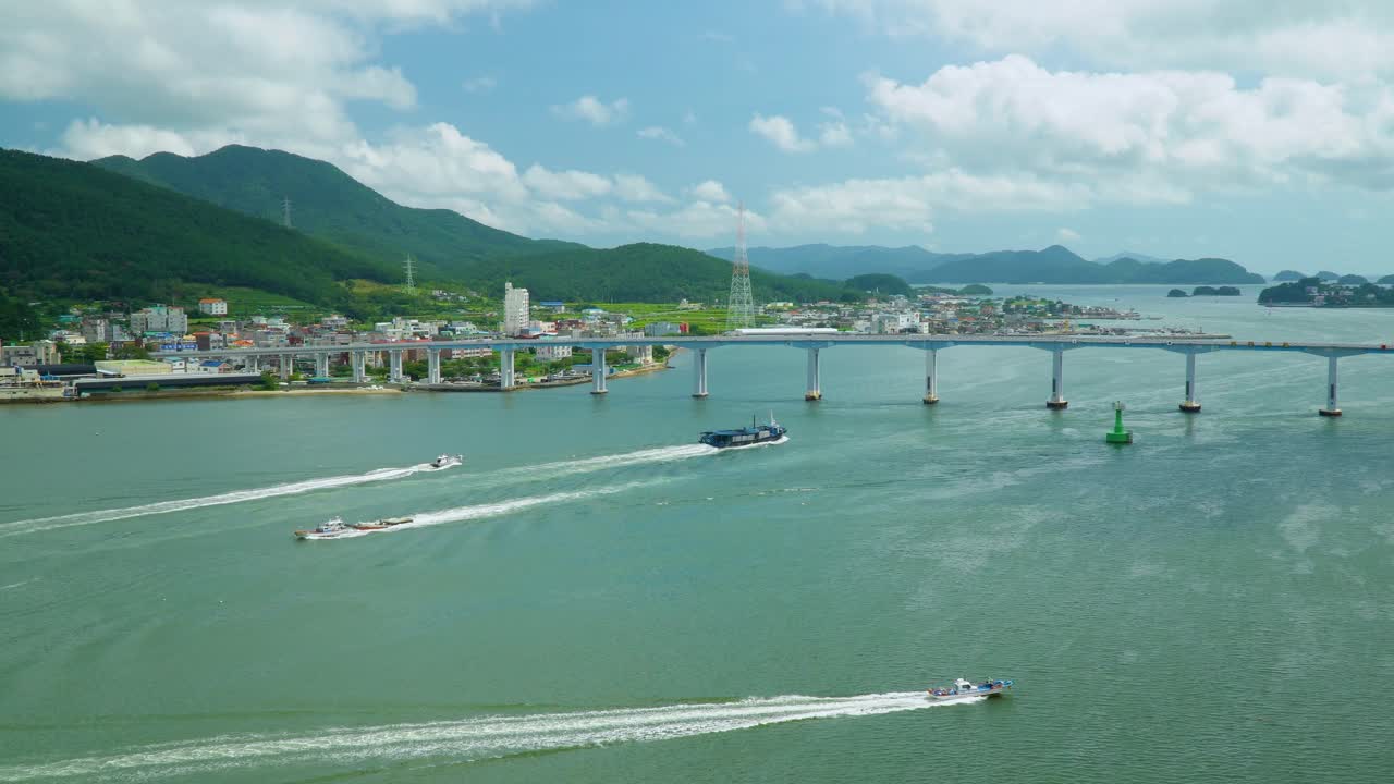 배는 꿈결 같은 구름 위의 구름과 함께 한국 본토와 거제도 사이의 간격을 가로지른다 - 정적 시간 경과