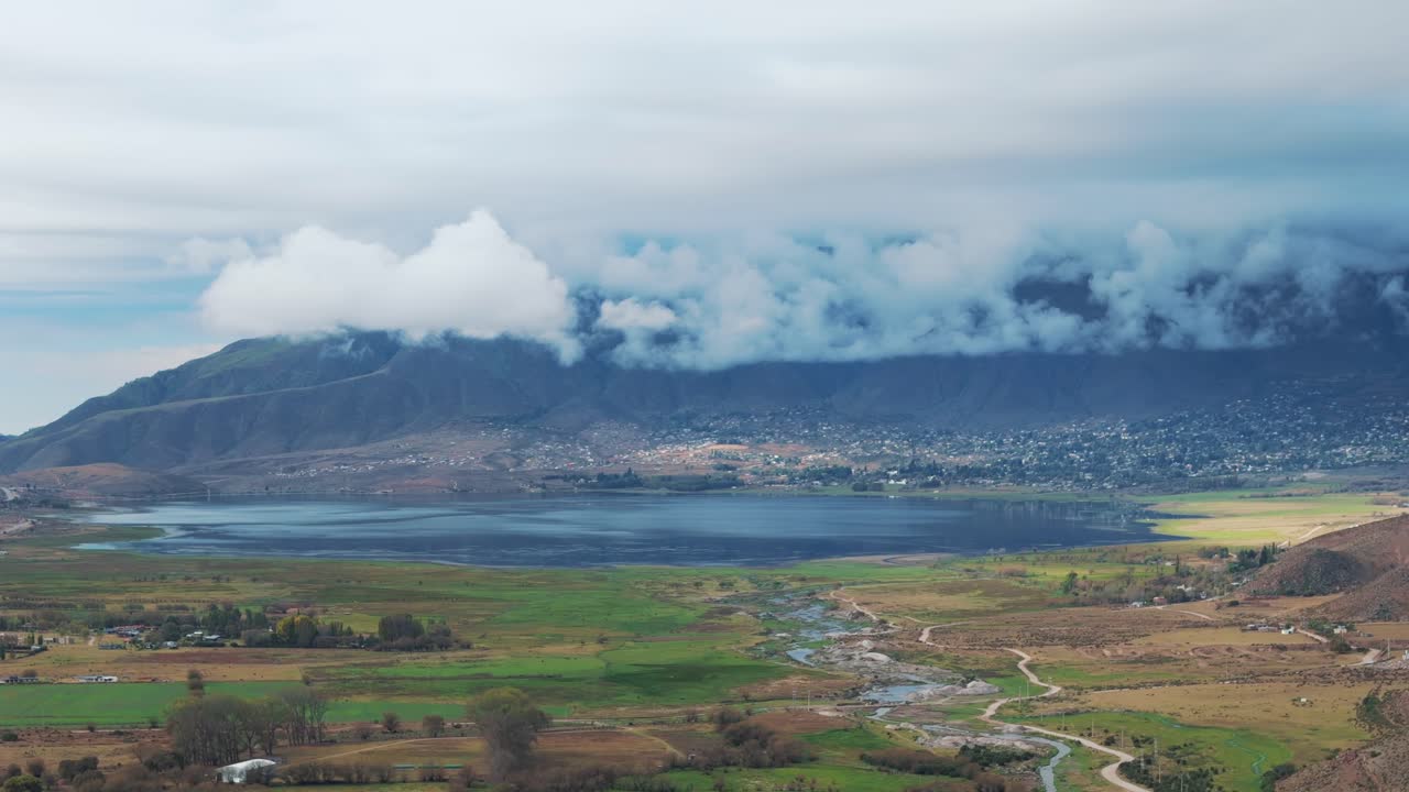 ariel vista del embalse de dique la angostura, tucumán, tafí del valle, argentina