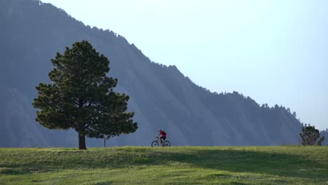 Mann-Trail-Running-In-Einem-Grünen-Feld