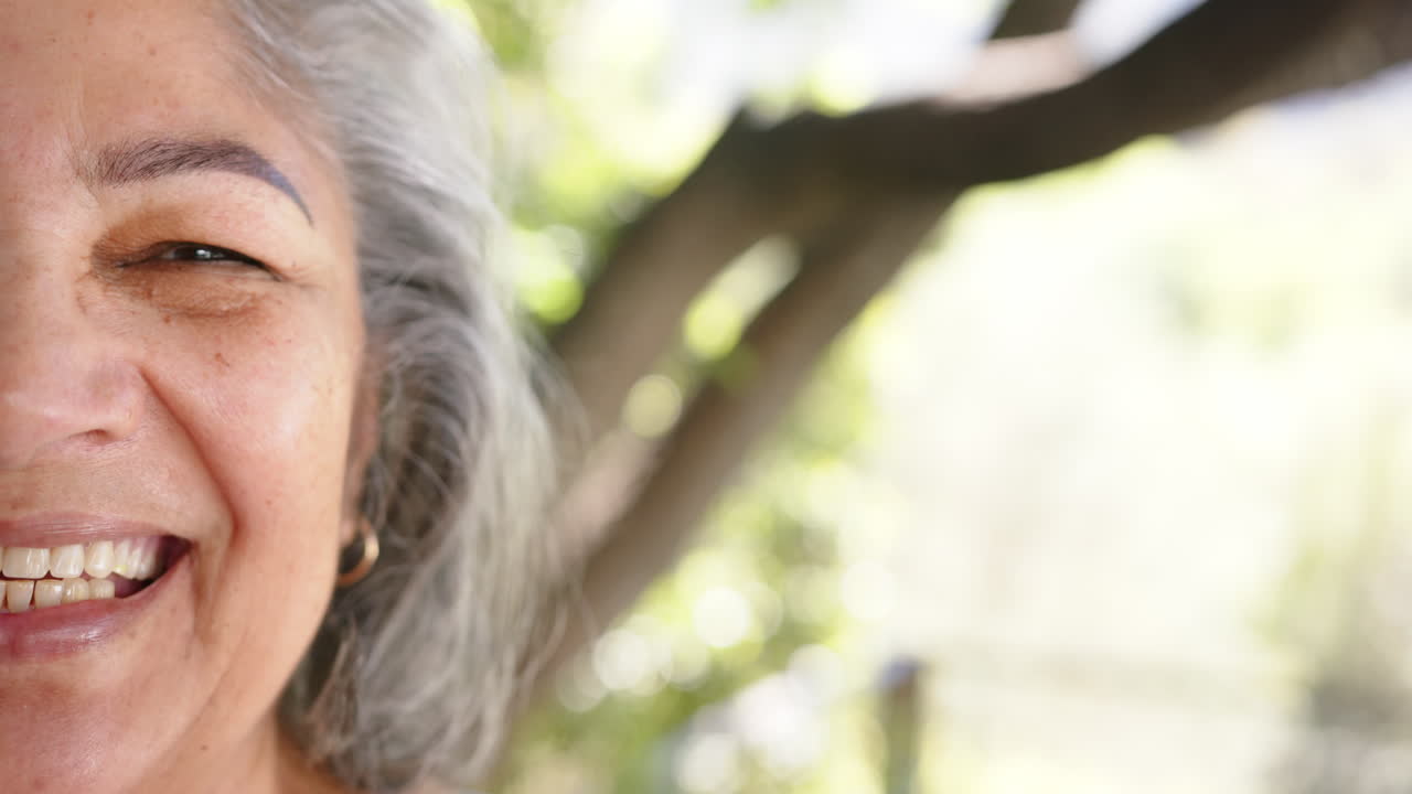 빛의 자연에서 회색 머리카락을 가진 행복한 시니어 두 인종 여성의 반 초상화, 복사 공간, 느린 동작