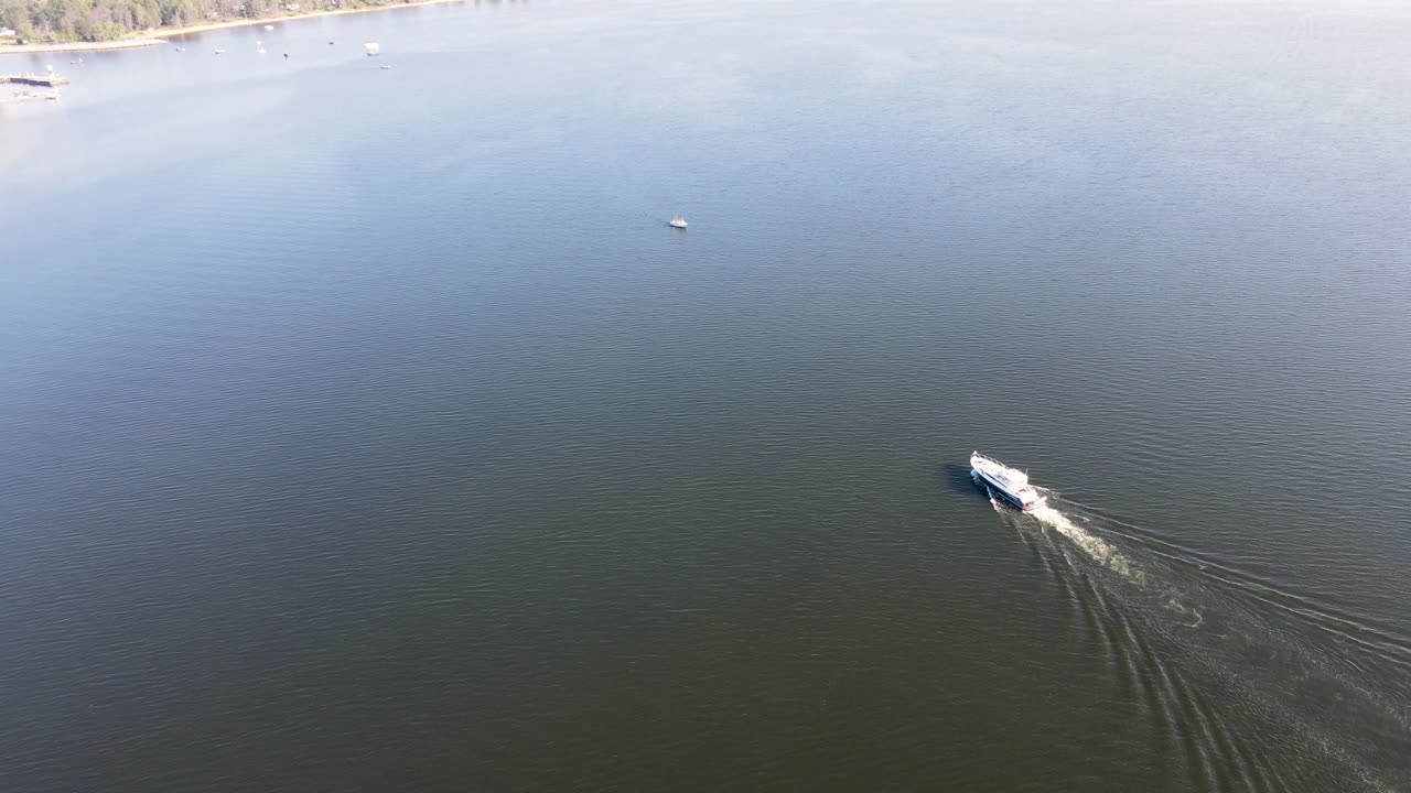 лодка на озере