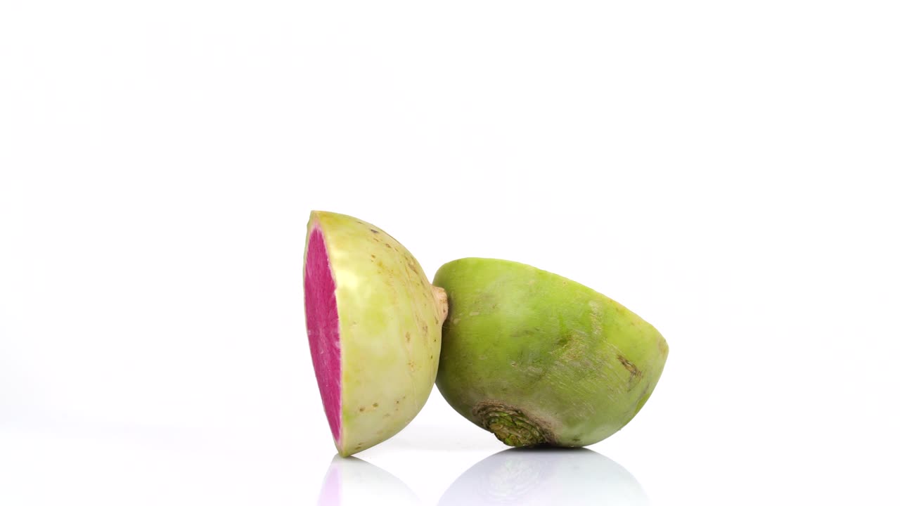 un bucle sin fin de un rábano fresco girando sobre un fondo blanco. vista lateral.