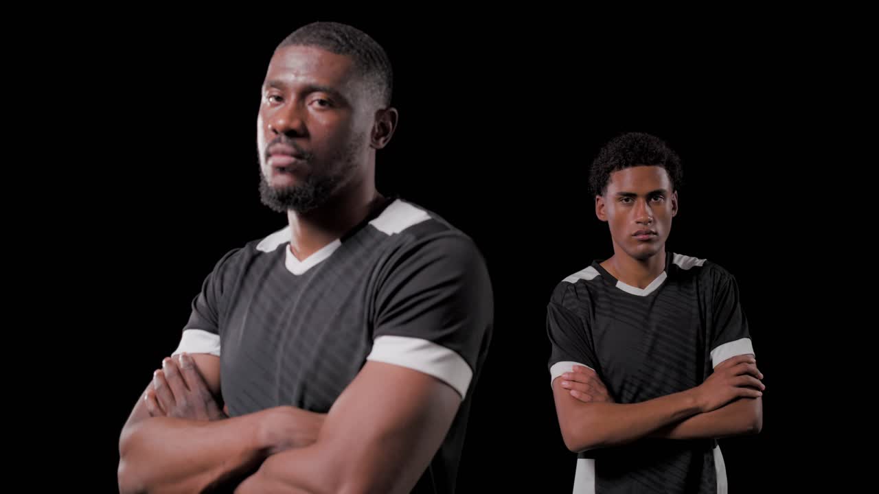 Dos compañeros de equipo masculinos vistiendo camisetas en un estudio, la cámara acercándose, el atleta de la izquierda girando para el enfoque.