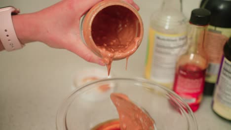 mezclando salsa de maní asiática con mantequilla de maní