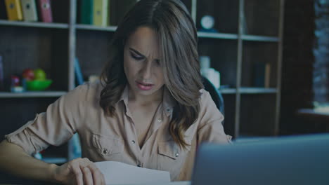 mujer de negocios molesta trabajando en una computadora portátil en la oficina. mujer de negocios infeliz