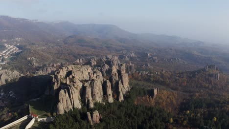 Una-Toma-Aérea-Panorámica-De-Derecha-A-Izquierda-Sobre-Las-Pintorescas-Esculturas-De-Roca-Natural-De-Belogradchik,-Situadas-Al-Oeste-De-La-Ciudad-De-Belogradchik,-En-La-Provincia-De-Vidin,-Bulgaria.