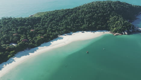 Eine-Vogelperspektive-Fängt-Die-Atemberaubende-Schönheit-Der-Insel-Campeche-In-Florianopolis,-Brasilien,-Mit-Ihrem-Unberührten-Strand-Und-Dem-Kristallklaren-Wasser-Ein