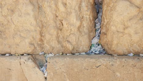 muro de los lamentos occidental con notas de oración en jerusalén israel