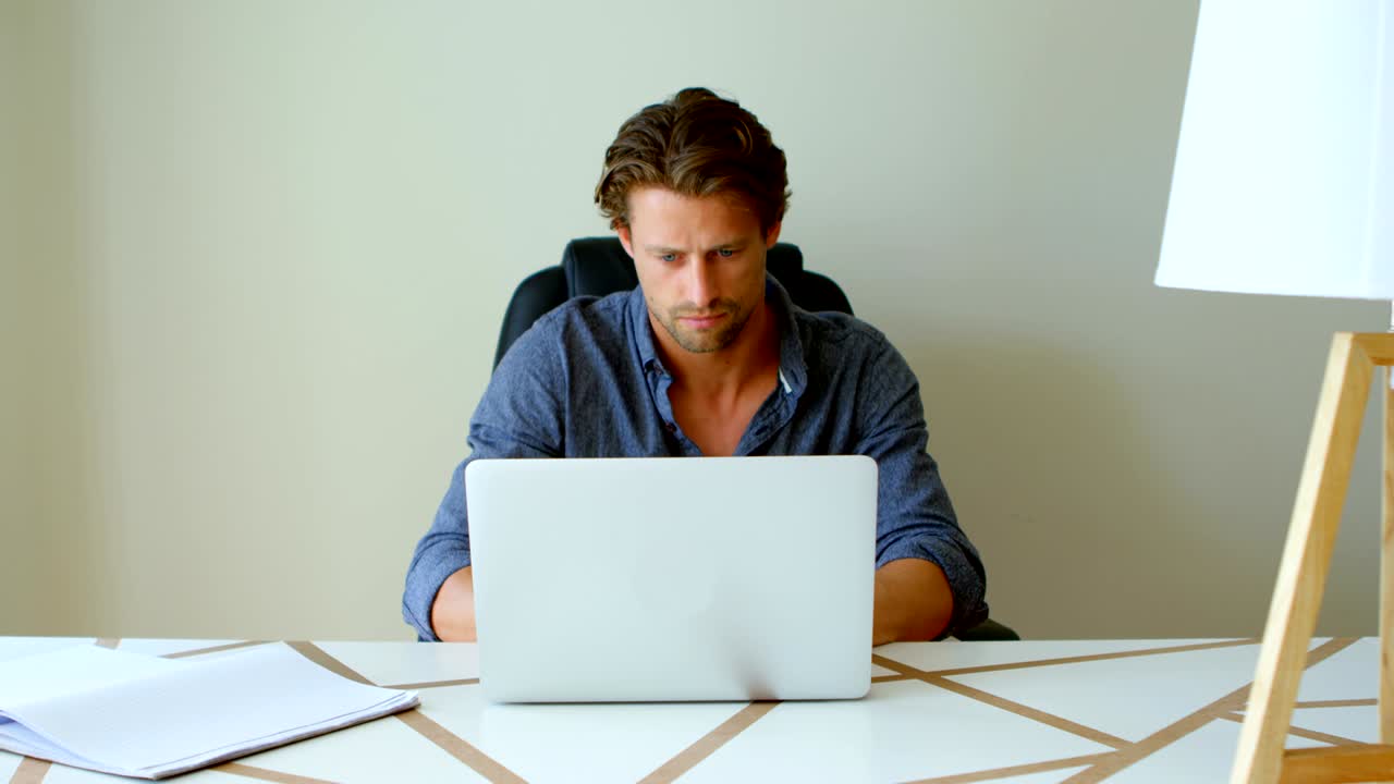 hombre usando portátil en casa 4k