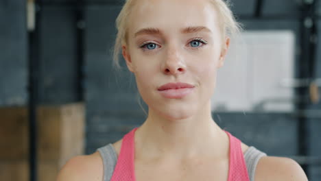 retrato de una mujer en un gimnasio