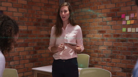 animación del procesamiento de datos con personas de negocios diversas en todo el mundo