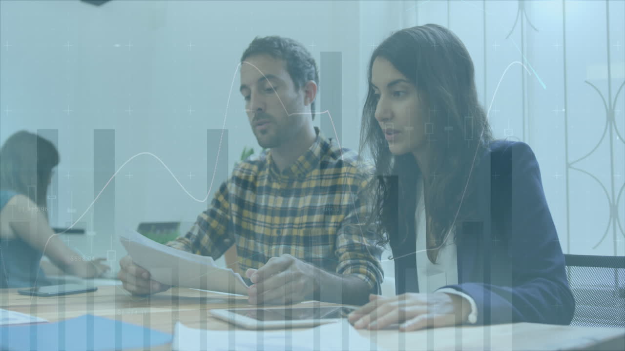 animación del procesamiento de datos financieros sobre diversas personas de negocios en la oficina