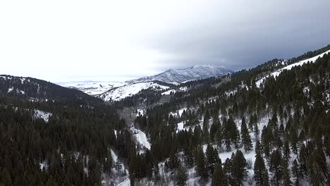 Antenne---Schneebedeckte-Berge