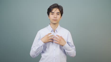 카메라를 보는 남자가 자신감을 나타 ⁇ 니다.