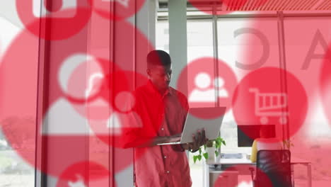 animación de procesamiento de datos con iconos sobre empresario afroamericano en la oficina