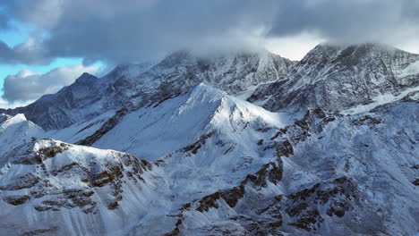 las primeras nevadas frescas empolvando el matterhorn el pico del glaciar zermatt el paisaje aéreo del avión no tripulado la tarde de otoño las nubes ligeras los alpes suizos la cima de la cumbre gornergrat ferrocarril suiza movimiento ascendente