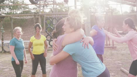 Amigas-Disfrutando-De-Hacer-Ejercicio-Juntos-En-El-Campo-De-Entrenamiento