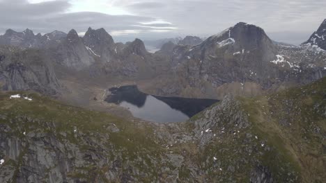 山脈上的空中景色,顯示在lofotodden國家公園的reinefjord,在雲<unk>的 lofoten - pan,無人機拍攝