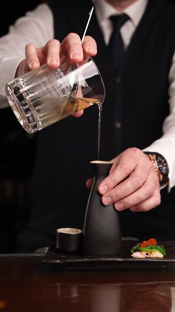 Bartender hælder sake