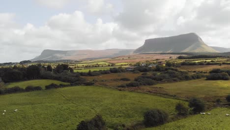 vista aérea de la montaña benbulben - sligo, irlanda