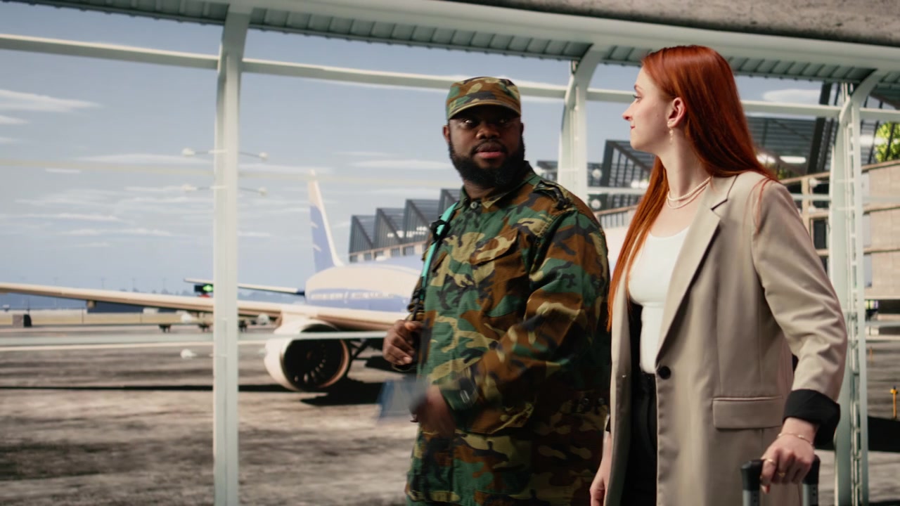 Soldado do exército conversando com uma mulher em um terminal de aeroporto moderno