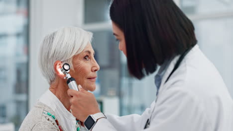 mujer mayor, médico y otoscopio para el oído