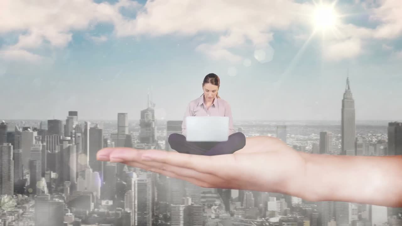 деловая женщина, сидящая с рукой, сосредоточена на ноутбуке над небоскребами