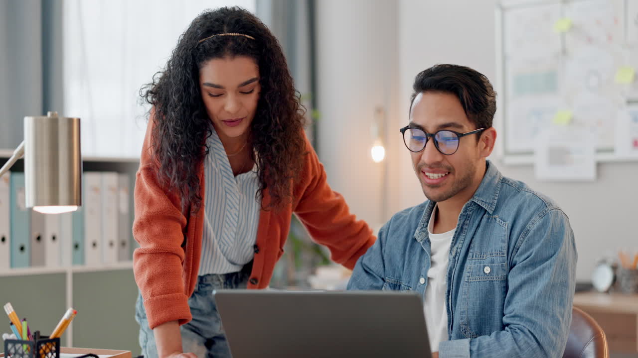 personas de negocios, portátil o gerente con empleado