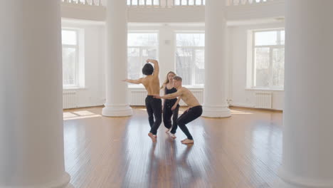 Tres-Bailarines-Contemporáneos-Profesionales-Entrenando-Movimientos-De-Baile-En-Coreografía-En-El-Estudio