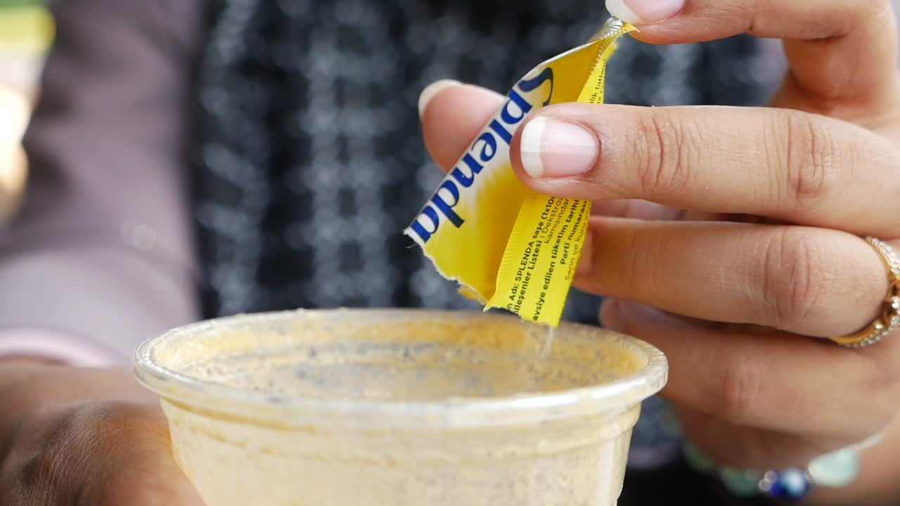 añadiendo splenda a una bebida